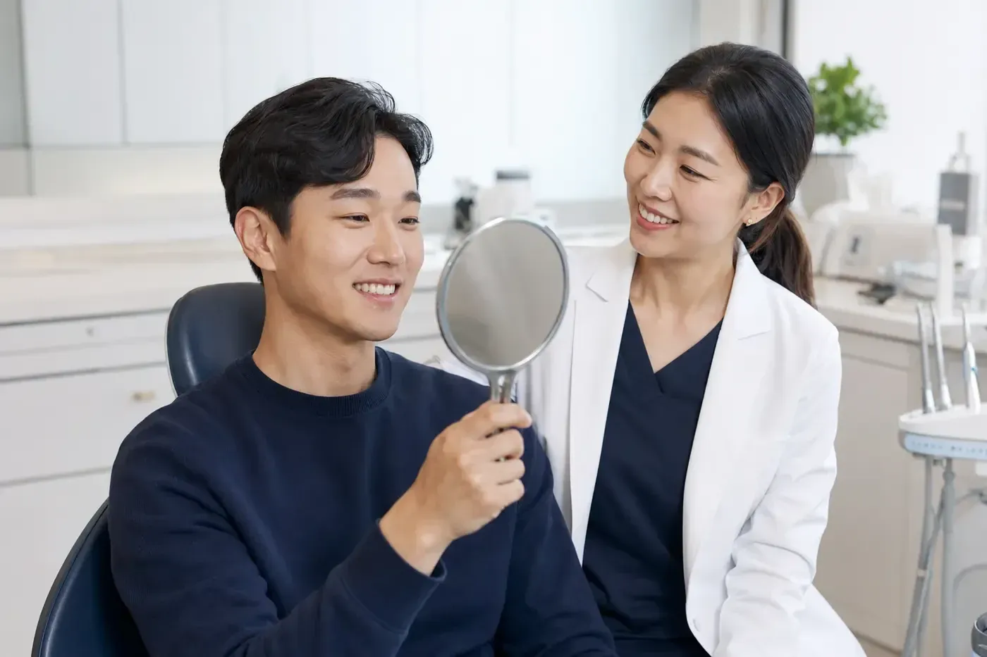 환자가 거울로 치료 결과를 확인하며 웃는 모습